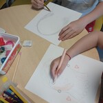 dzieci z Kliniki Neurologii rysują portrety swoich mam