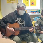 Druh Aleksander przygrywał nam na gitarze