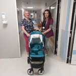 Pani Oddziałowa kliniki neurologii i pani Asia z nowym wózkiem