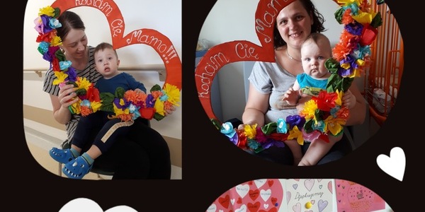 collage pięciu zdjęć, na czterech z nich są portrety mam i dzieci w ramce w kształcie czerwonego serca ozdobionego bibułowymi kwiatami z napisem „Kocham Cię, Mamo!”, a na ostatnim jest portret dziecka z tatą w tej samej ramce.