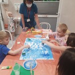 dzieci malują tło do łąki z ulami