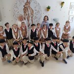 Przedszkolaki i nauczycielki Elżbieta Michalewicz i Elżbieta Lewczuk