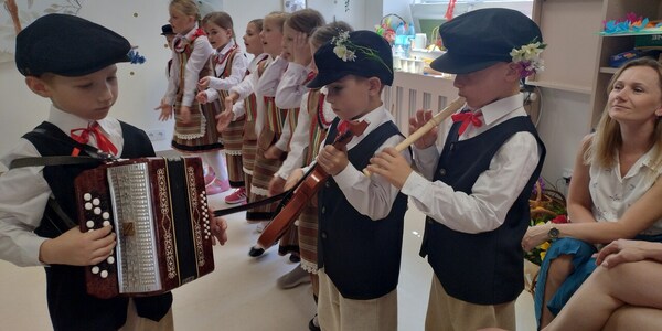 Przedszkolaki z instrumentami