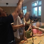 Nauczyciele dokonują pomiaru wieży