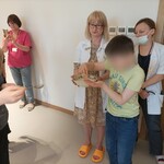 Nauczyciele z rodzicami dopingują uczniów w Herbatce