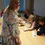 Pani dyrektor obserwuje przedszkolaków przy zabawie