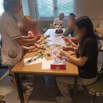 Uczniowie budują wieżę wykorzystując figury