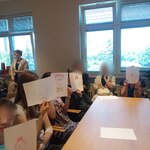 Uczniowie prezentują rysopisy