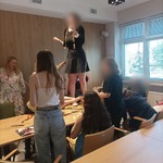 Uczniowie przy konstrukcji wieży