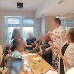 Wieża wykonywana ze słomek i plasteliny
