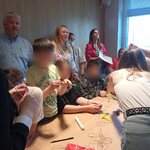 Zespołowa praca uczniów przy wieży
