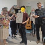 Uczniowie prezentują otrzymane po nabożeństwie upominki