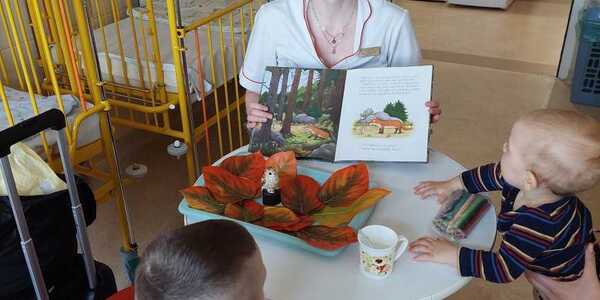 Dzieci patrzą i słuchają treści książki Gruffalo