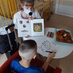 Chłopiec dorysowuje elementy w konturowej ilustracji Gruffalo