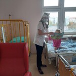 Dziewczynka uczestniczy w zabawie z książką dźwiękową o mieszkańcach lasu