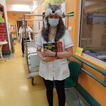 Nauczyciel przebrany za wilka trzyma książkę o mieszkańcach lasu