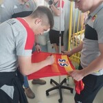 piłkarze Jagielonii podpisują koszulki, prezenty dla pacjentów