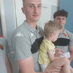 Piłkarze i najmłodszy fan