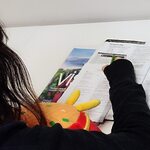 Uczennica wypełnia uzupełnia słowa piosenki