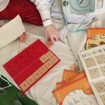 Dzieci wybierają książeczkę do pracy