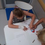 duet Mama i córka rysują portret rysując wg podanej legendy i rzutów kostką do gry