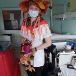Nauczyciel przebrany za Panią Jesień