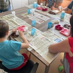 Dzieci wlewają gips do wybranej formy