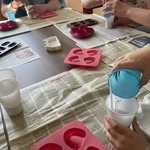 Dzieci mieszają gips