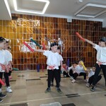 chłopcy bawią się bum bum rurkami