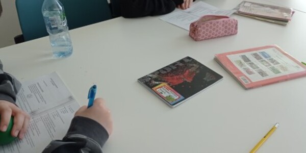 Uczniowie wypełniają test konkursu