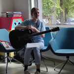 uczennica z czarną gitarą