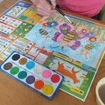 Dziewczynka maluje pracę