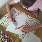 Dziewczynka maluje bociana
