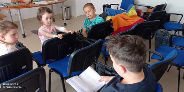 Dzieci recytują wiersze o swoich imionach