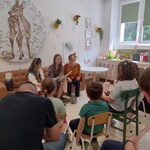 studenci akademii teatralnej czytają bajki
