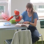 Czytanie bajki w sali szpitalnej