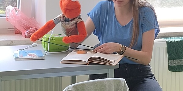 Czytanie bajki w sali szpitalnej