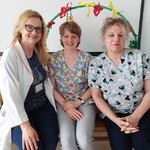 Nauczycielki przedszkola w trakcie sesji zdjęciowej z wesołą foto-koło-ramką