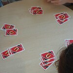 karty z gry uno na stoliku
