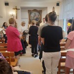 Uczestnicy mszy świętej otrzymują słodki upominek