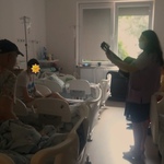 Pani Ania Białous uczy wakacyjnych piosenek kolejnych uczniów
