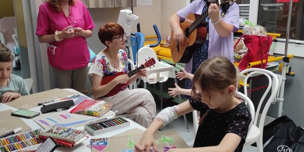 Wspólna gra na instrumentach na korytarzu oddziału szpitalnego