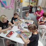 Śpiew piosenek z pokazywaniem gestów przez p. Anię Łaszcz. Śpiew i rysowanie ida dzisiaj w parze