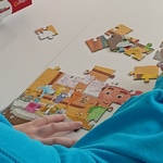 dziewczynka układa puzzle
