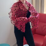 Nauczycielka w przebraniu za biedronkę odgrywa scenkę parateatralną w sali małego pacjenta