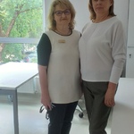 Nauczycielki z komisji egzaminacyjnej stoją przy stoliku w sali egzaminacyjnej