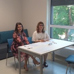 nauczycielki z komisji egzaminacyjnej siedzą za stołem