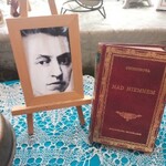 na stoliku stoi książka Nad Niemnem i zdjęcie Elizy Orzeszkowej