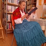 pani Jola siedzi na krześle i czyta