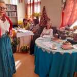 stoliki w sali bibliotecznej z tekstami do czytania przy stolikach siedzą kobiety biorące udział w spotkaniu